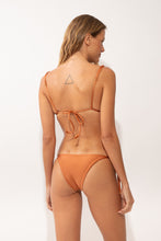 Load image into Gallery viewer, Model Back: Rio De Sol Bottom Bottom Shimmer-Nocciola Lacinho