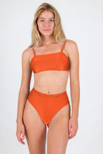 Load image into Gallery viewer, Model Front: Rio De Sol Top Top Paprica Bandeau-Reto