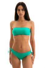 Load image into Gallery viewer, Model Front: Rio De Sol Top Top Bahamas Reto
