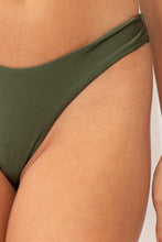 Load image into Gallery viewer, Image 06: Rio De Sol Bottom Bottom Shimmer-Croco Nara
